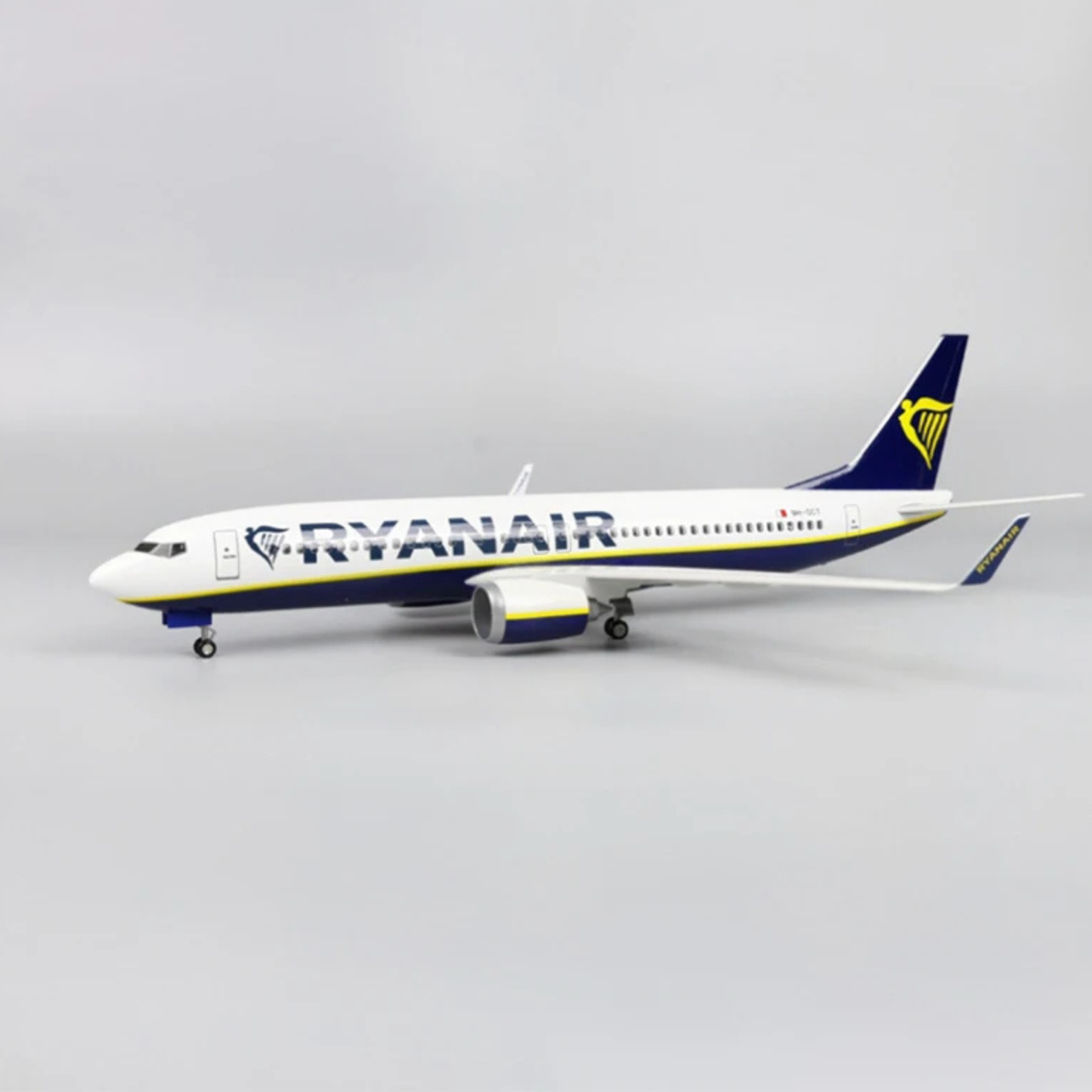 Ryanair Boeing 737-800 1:85 Scale Model Aircraft – LED Cabin & Cockpit Lighting – Collectible Display Plane