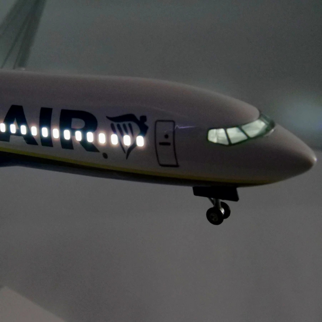 Ryanair Boeing 737-800 1:85 Scale Model Aircraft – LED Cabin & Cockpit Lighting – Collectible Display Plane