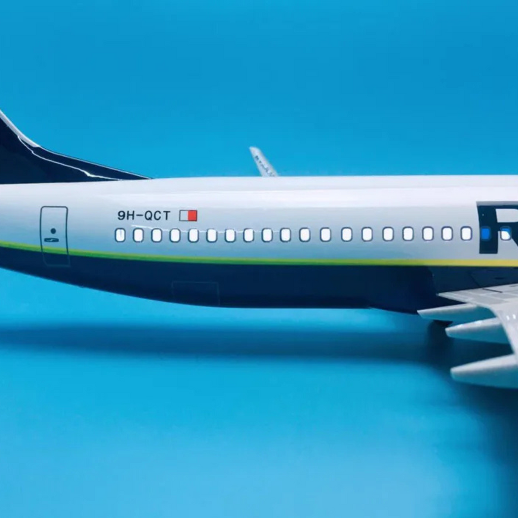 Ryanair Boeing 737-800 1:85 Scale Model Aircraft – LED Cabin & Cockpit Lighting – Collectible Display Plane