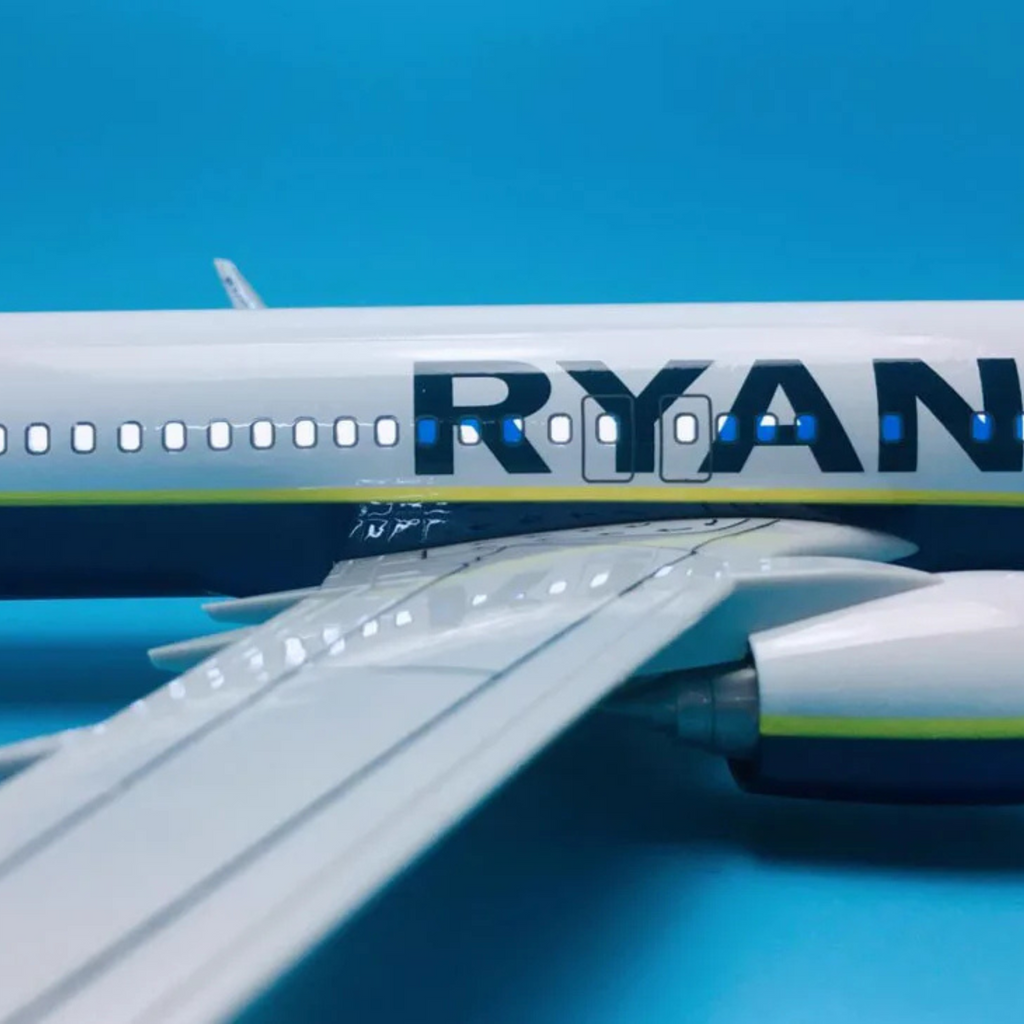 Ryanair Boeing 737-800 1:85 Scale Model Aircraft – LED Cabin & Cockpit Lighting – Collectible Display Plane