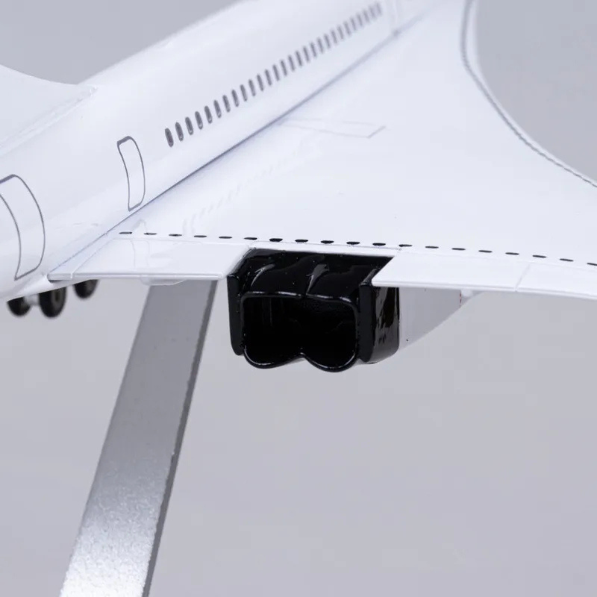 British Airways Concorde 1:125 Scale Model Aircraft – LED Cabin & Cockpit Lighting – Collectible Display Plane